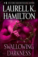 Laurell K. Hamilton - Swallowing Darkness (Meredith Gentry, Book 7) (Hardcover) (used)