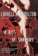 Laurell K. Hamilton - A Kiss of Shadows (Meredith Gentry, Book 1) (Hardcover) (used)